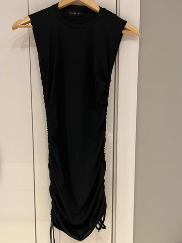 Vestido Negro Con Cintas A Los Costados Para Ajustar