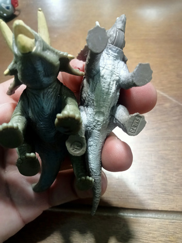 2 Mini Dinosaurios Jurassic World Triceratops (Usado)