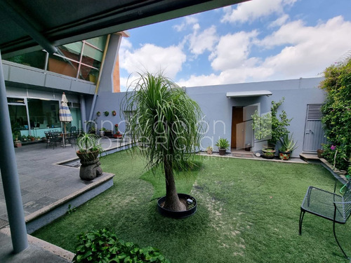 Edificio De Oficinas En Venta En Lomas De Querétaro, Con Recepción Y Sala De Jun