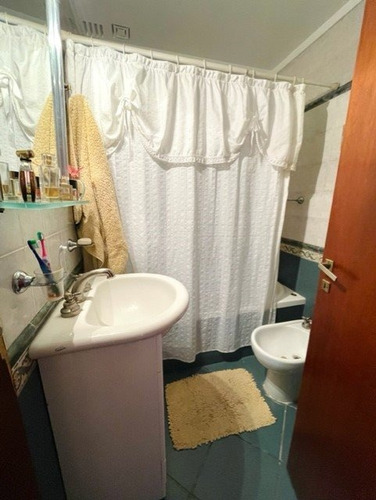 Venta Vivienda Multifamiliar De 6 Amb.c/ Local,parque Y Quincho. Barrio Chauvin. Sobre Lote Propio.