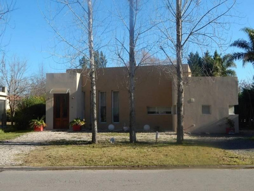Venta - Casa Estilo Moderno De 210 M2 Bayugar Negocios Inmobiliarios