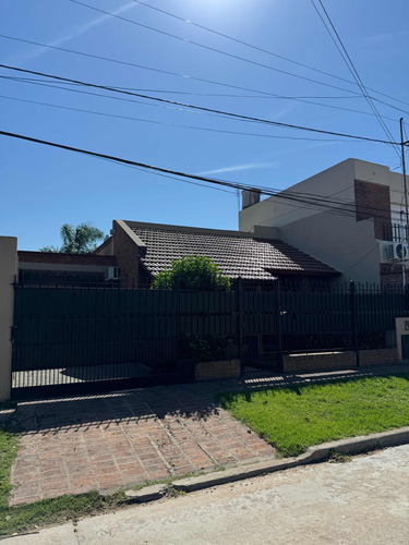 Hermosa Casa En Barrio Sarmiento Sobre Calle Granaderos.