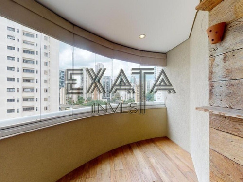 Imagem 3 de 30 de Apartamento Em Andar Alto E Varanda Perto Do Metrô, Com Uma Planta Muito Bem Aproveitada. A Sala Com Piso De Madeira É Iluminada Por Um Janelão Do Chão Ao Teto Que Leva À Varanda - Ap00923 - 70084771