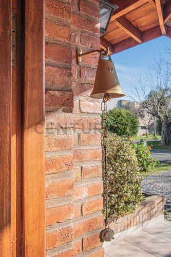 Venta De Casa Con Amarra ´propia Y Salida Al Río En El Barrio Santa María De Tigre, Tigre