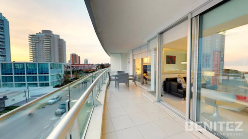 Apartamento En Venta En Seasons Tower 2 Dormitorios + Dependencia.