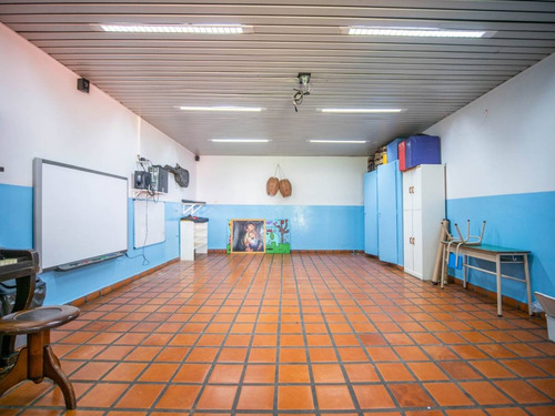 Importante Propiedad Comercial Para Varios Fines Educacion.