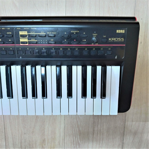 Teclado Korg Kross 61 Sintetizador Workstation Usado