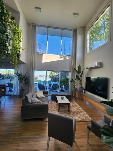 Casa En Venta Con Fondo A La Laguna En Canning