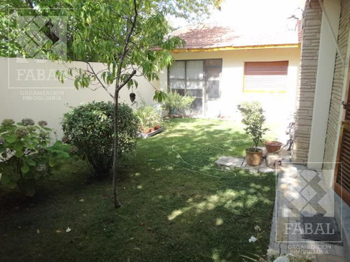 Casa Alquiler O Venta Santa Genoveva, 3 Dormitorios, 3 Baños, Quincho-garaje Y Jardín
