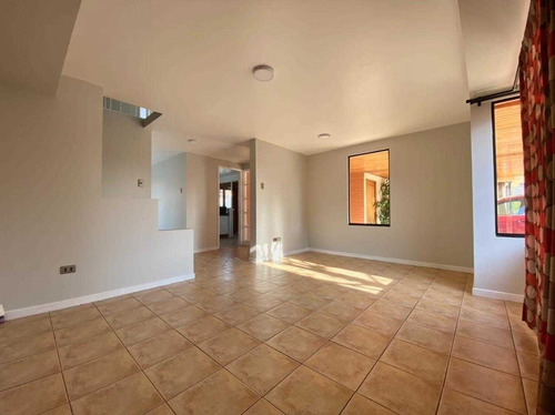 Casa De 2 Pisos Con 3d,3b,150 M2 Totales En Ciudad