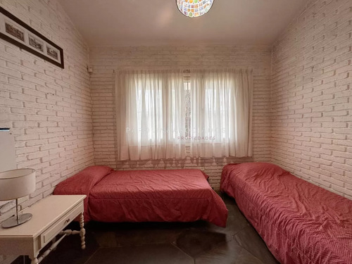 Casa De 3 Dormitorios + Dependencia De Servicio En Venta En Mansa, Punta Del Este.