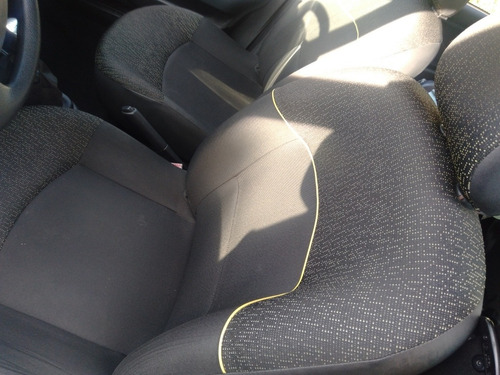 Imagem 12 de 13 de Renault Clio 2013 1.0 16v Expression Hi-power 5p
