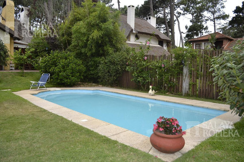 Imagen 7 de 15 de Venta - Casa, Pinares Parada 35, 4 Dormitorios, 2 Baños, Piscina Salinizada