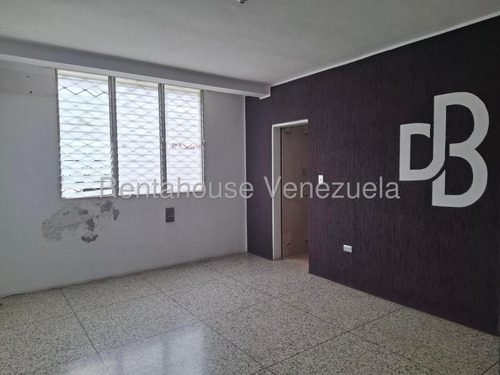 María Martínez Te Ofrece En Alquiler Este Espacioso Local Comercial Al Este De Barquisimeto, Piso De Granito, Área De Cocina, Ideal Para Centro Médico, Estético, Oficinas, Seguridad 24/7.