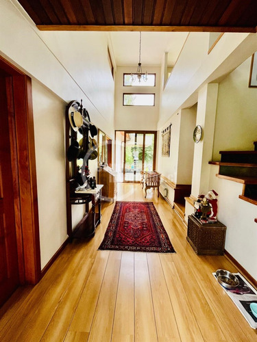 Casa En Venta De 7 Dorm. En Los Dominicos Antiguo