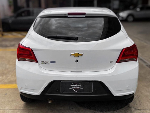 Imagem 6 de 12 de Chevrolet Gm Onix Lt 1.4 Branco 2018