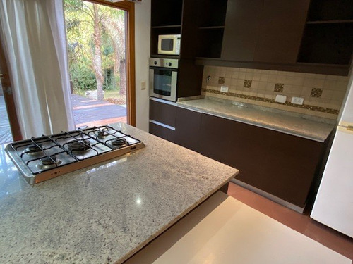 Casa En Venta En Carilo