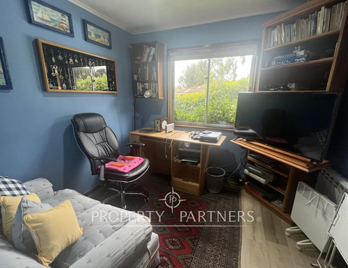 Casa Sólida Estilo Español En Sector Tradicional