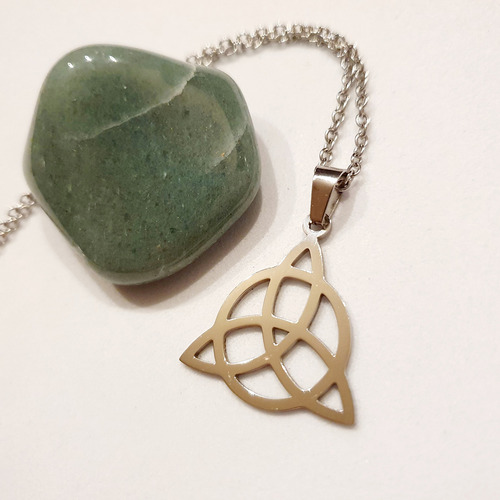 Dije Amuleto Triqueta Celta Y Cadena De Acero Quirúrgico Color Plateado