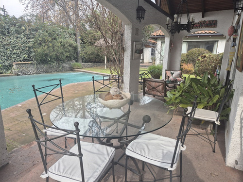 Casa En Venta De 6 Dorm.en Lo Barnechea.calle Cerrada.