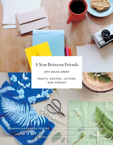 Libro: A Year Between Friends: 3191 Miles Apart: Crafts, And