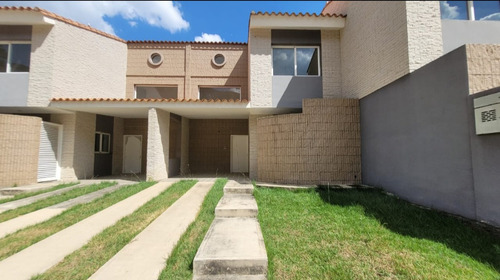  Bello Townhouse En  Cumbres De La Esmeralda, San Diego. Vende Crismelia Castillo.