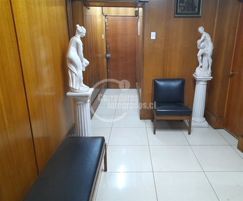 En Paseo Bulnes, 10 Privados, 4 Baños, La Moneda