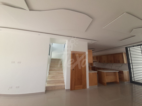 Interesante Casa Moderna Y Amplia En Venta Residencial Cerrado, Santiago Hfc-219