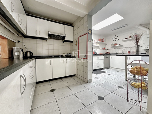 Casa En Venta De 5 Dorm. En Las Condes