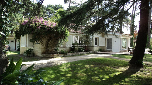 Amplia Casa En Zona Ideal Para Vivir Todo El Año- Ref: 2082