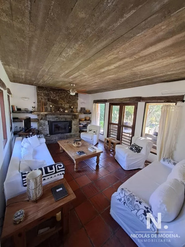 Casa A La Venta De 3 Dormitorios En Punta Del Este Con Un Magnífico Terreno De 1400 Mts2
