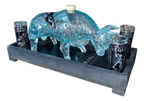 Toro Licorera 700ml Con 4 Tequileros 60ml Con Base De Madera Agua