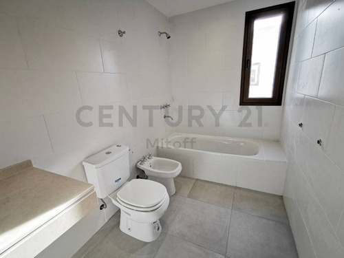 Imagen 9 de 15 de Dúplex Tipo Casa Al Frente De 3 Dormitorios, Jardín Y Cochera En Venta En Gonnet