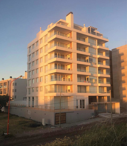 Imagen 2 de 14 de Monte Hermoso Lujo Frente Al Mar! 6 Pers 3 Hab. Enero $70000 Por Dia. Diciembre 1 Q 55000/día. Diciembre 2 Q 60000. Febrero 60000/día. Marzo 55000/día . Alquiler Mínimo 7 Días.