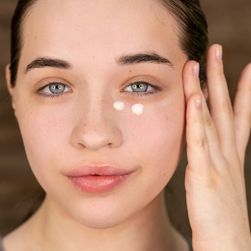 Imagen 4 de 5 de Crema Iluminadora Para Contorno De Ojos