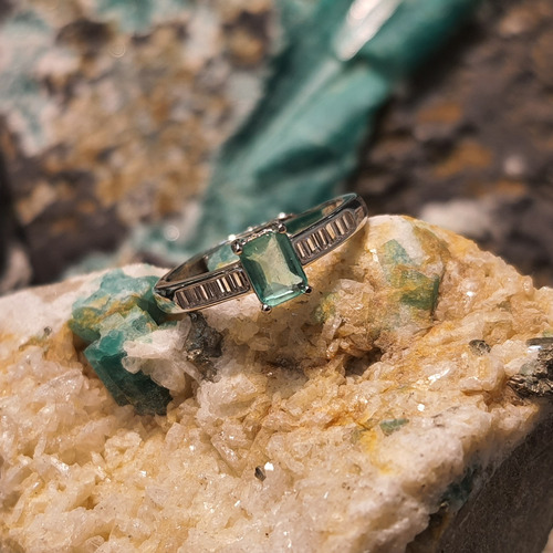Hermoso Anillo De Esmeralda Colombiana En Plata