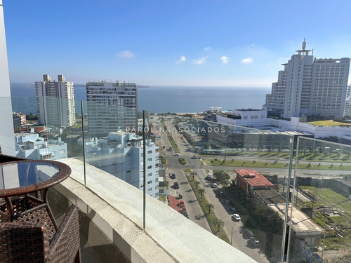 Departamento De 2 Dormitorios En Edificio Artower, Punta Del Este.