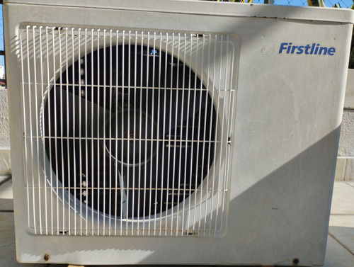 Aire Acondicionado Firstline - Usado - No Enfria - Motor Dañ Blanco