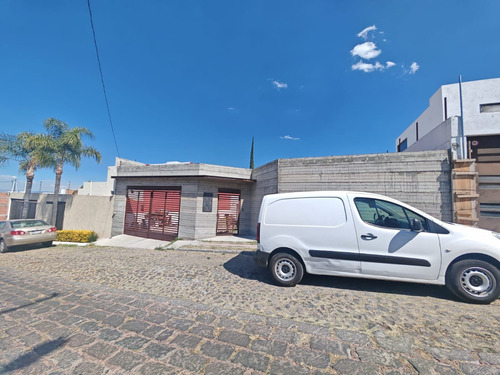 Casa Semi Nueva De 1 Nivel Iluminada Con Amplios Espacios Sobre Calle Principal Con 175 Mts De Jardin Frontal