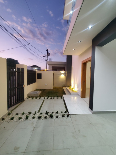 En Venta De Casa Moderna En 27 De Febrero , Santiago