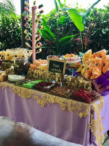 Decoración Con Globos, Mesas Y Barras De Dulces Y Botanas.