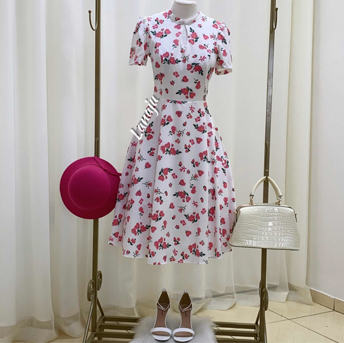 Imagem 3 de 8 de Vestido Rodado Midi Estampado Branco Com Flor Pink