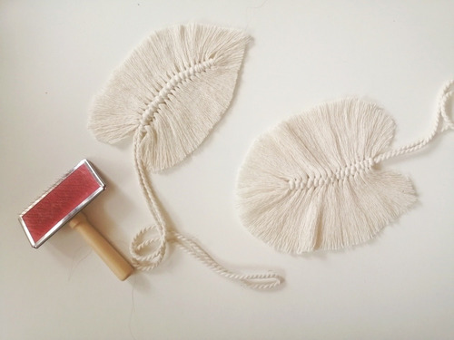 Imagen 4 de 4 de Cepillo Para Macramé Con Mango De Madera. 9cm X 5cm.
