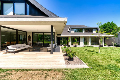 Espectacular Casa Con Precioso Quincho En Excelent...