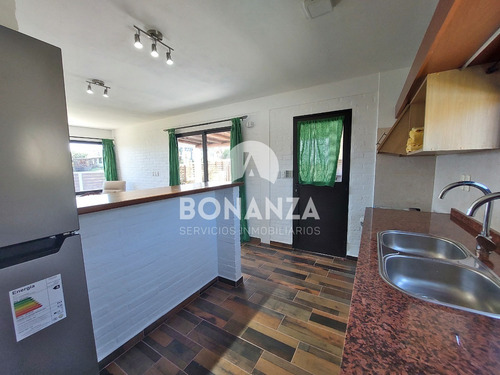 Casa En Venta A Estrenar En Punta Colorada, Piriápolis. Con Piscina, A 250 Metros De La Playa.