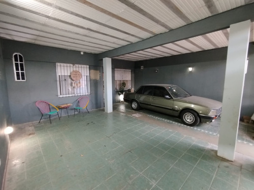 Casa De 3 Ambientes Con Fondo Libre!!!