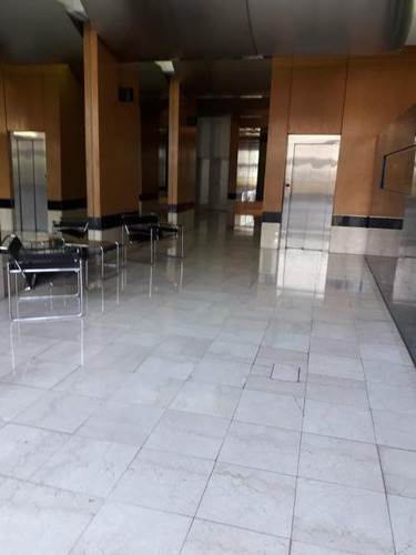 Depto. De 5 Ambientes Al Frente Con Dependencia, Patio, Dos Cocheras Y Baulera