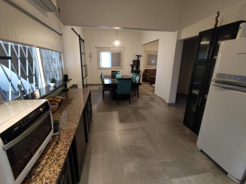 Casa De Cuatro Ambientes, En Venta - Haedo -