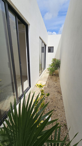 Casa Jardines De Una Planta De 4 Recamaras En Venta, Cholul.