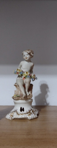 Niño En Primavera En Porcelana Nadal